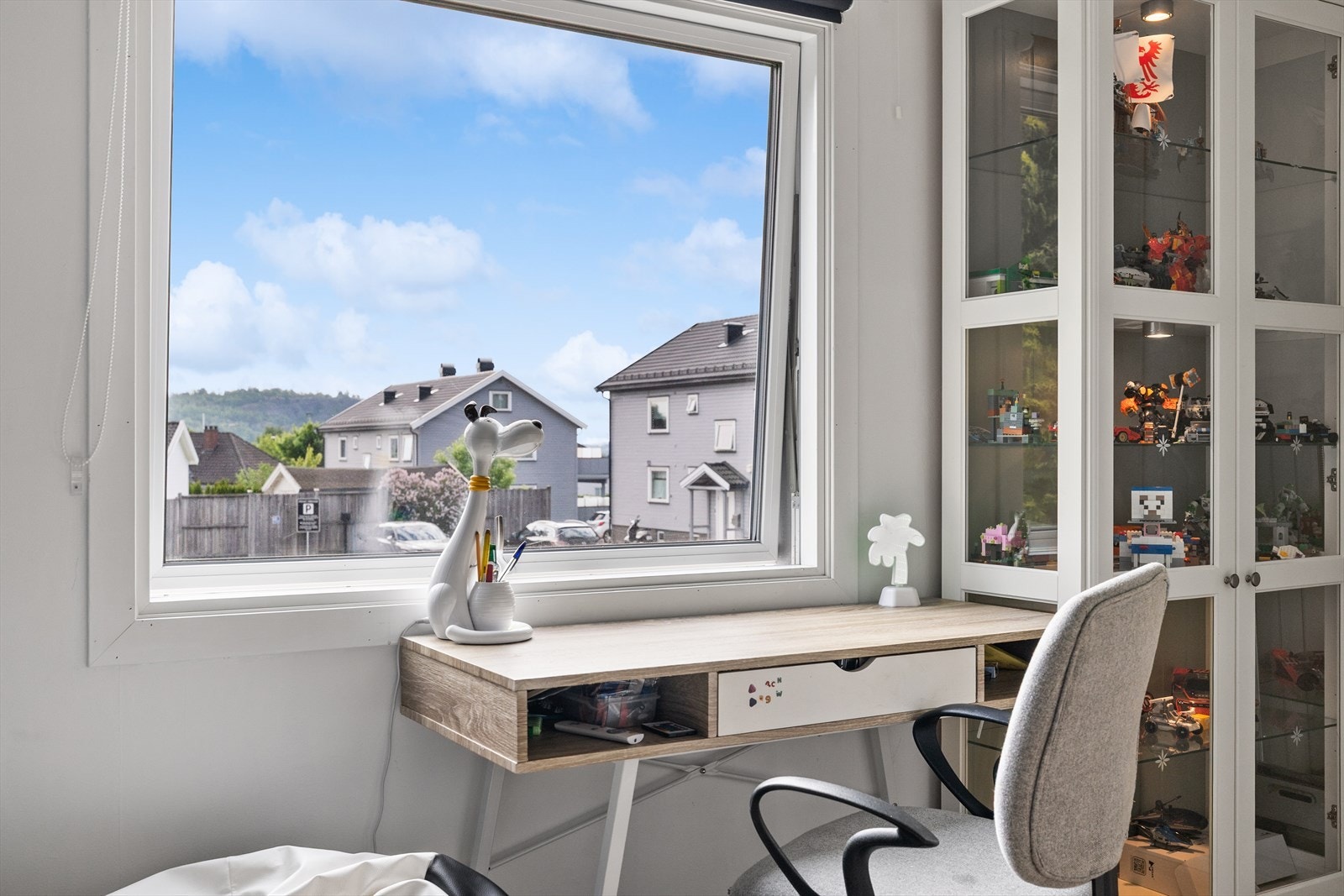 De lyse overflatene og det gode lysinnslippet skaper en trivelig og innbydende atmosfære, samtidig som rommet oppleves luftig og funksjonelt. Det er god plass til seng, garderobeløsning, skrivebord eller annen ønsket innredning. Galleribilde