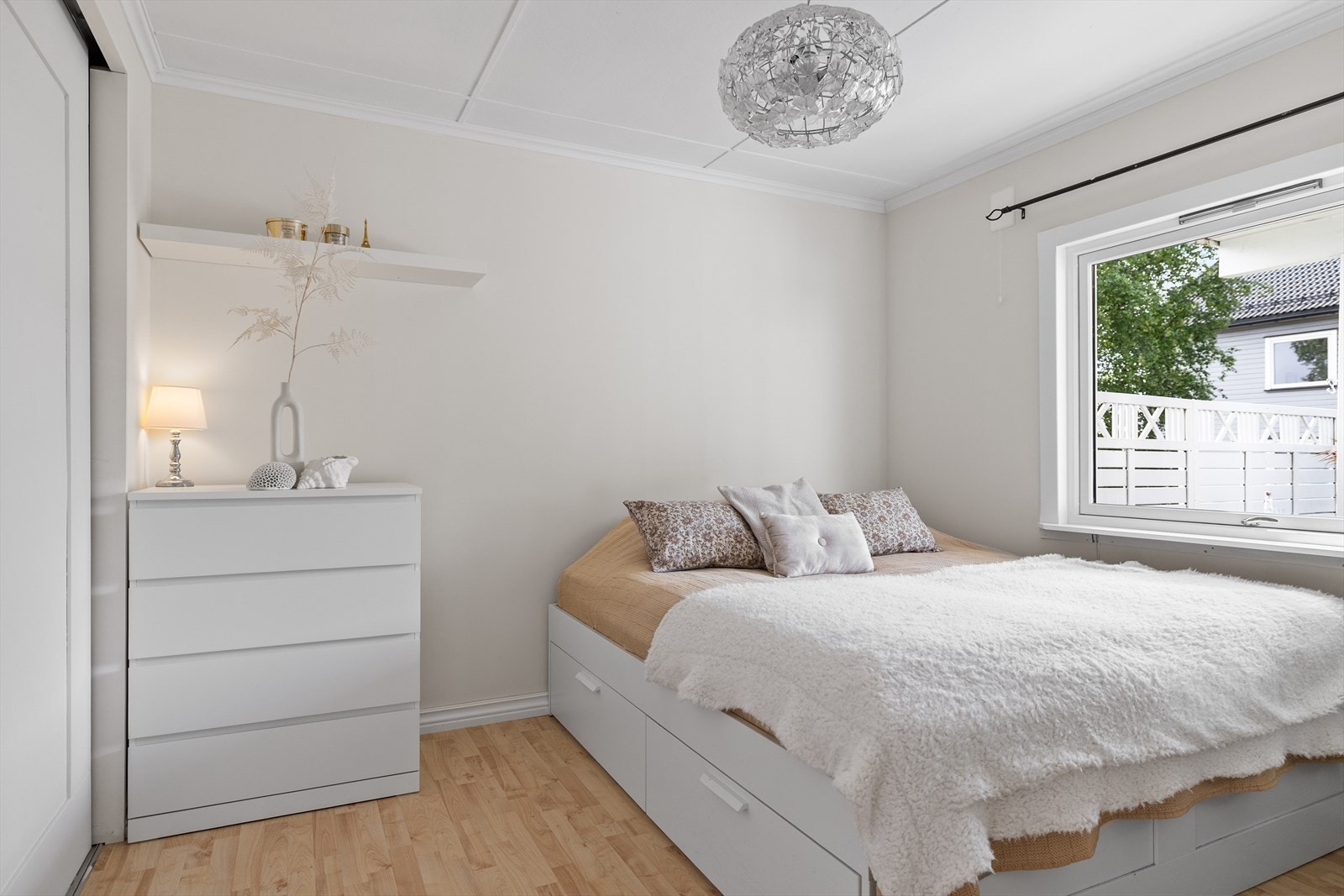 Hovedsoverommet fremstår som lyst, romslig og innbydende med en behagelig atmosfære som gjør det til et naturlig sted for hvile og avslapning. Store vindusflater sørger for godt med naturlig lysinnslipp og bidrar til en luftig romfølelse. Galleribilde