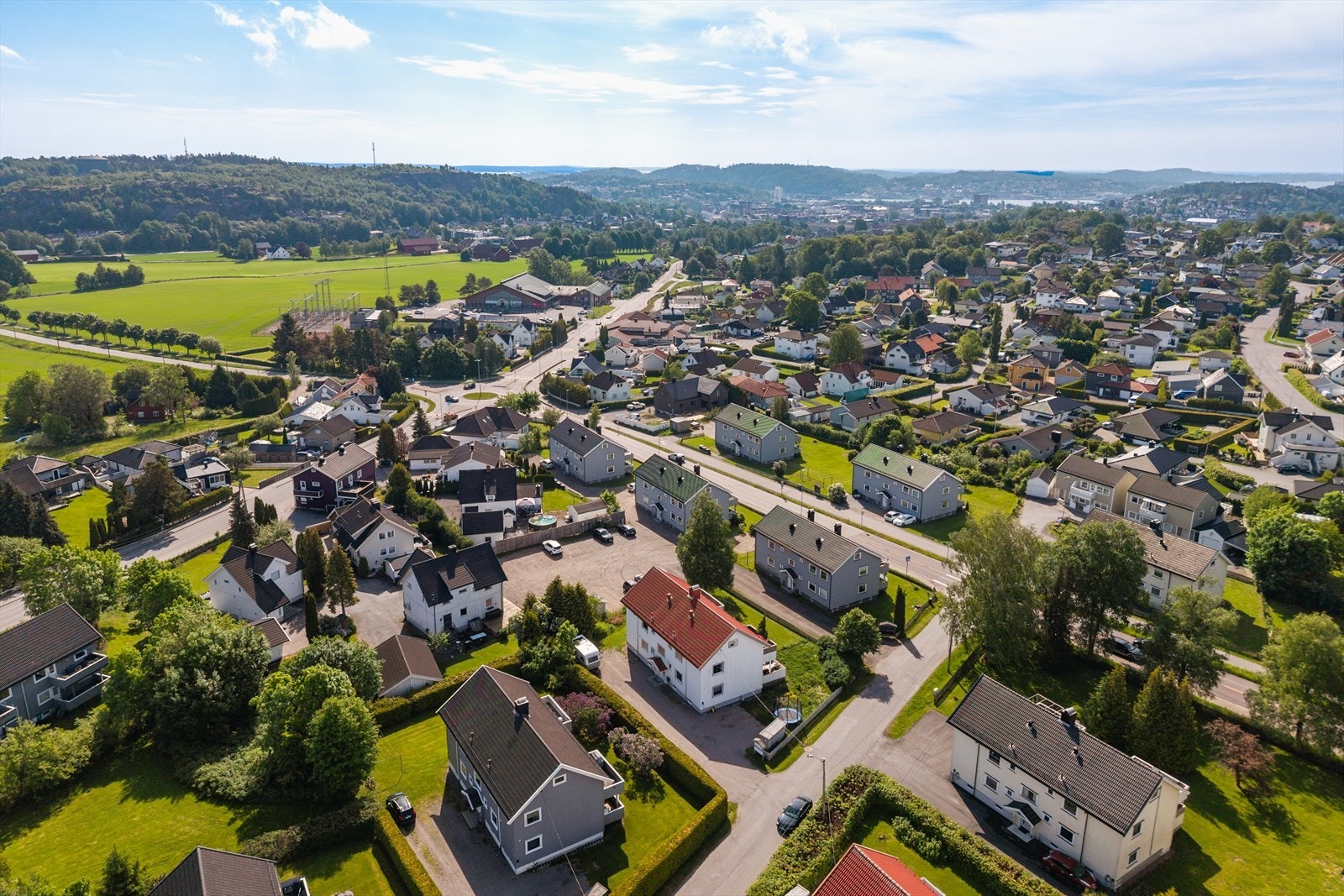 Nærheten til både sjøen, skogen og bylivet gjør dette til en beliggenhet som appellerer til mange. Her får du et hjem i fredelige og grønne omgivelser, samtidig som alle hverdagens fasiliteter og aktiviteter er lett tilgjengelige. Galleribilde