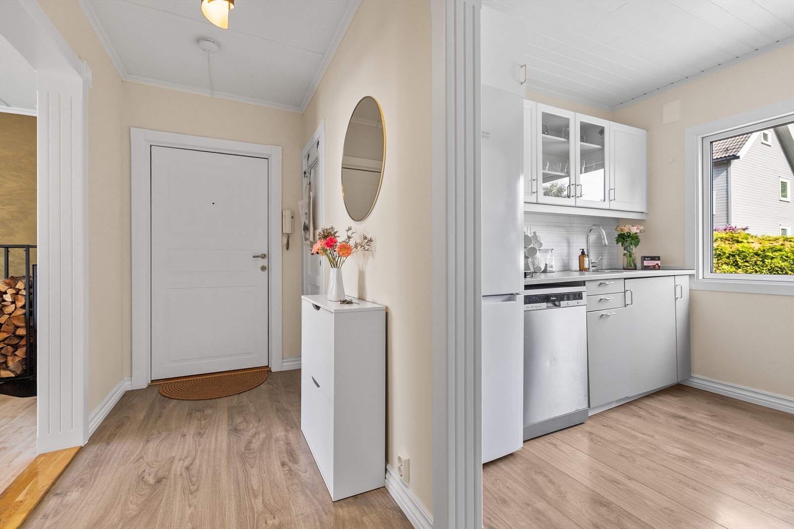 Entréen gir et svært godt førsteinntrykk av boligen og fremstår som lys, pen og innbydende. Galleribilde