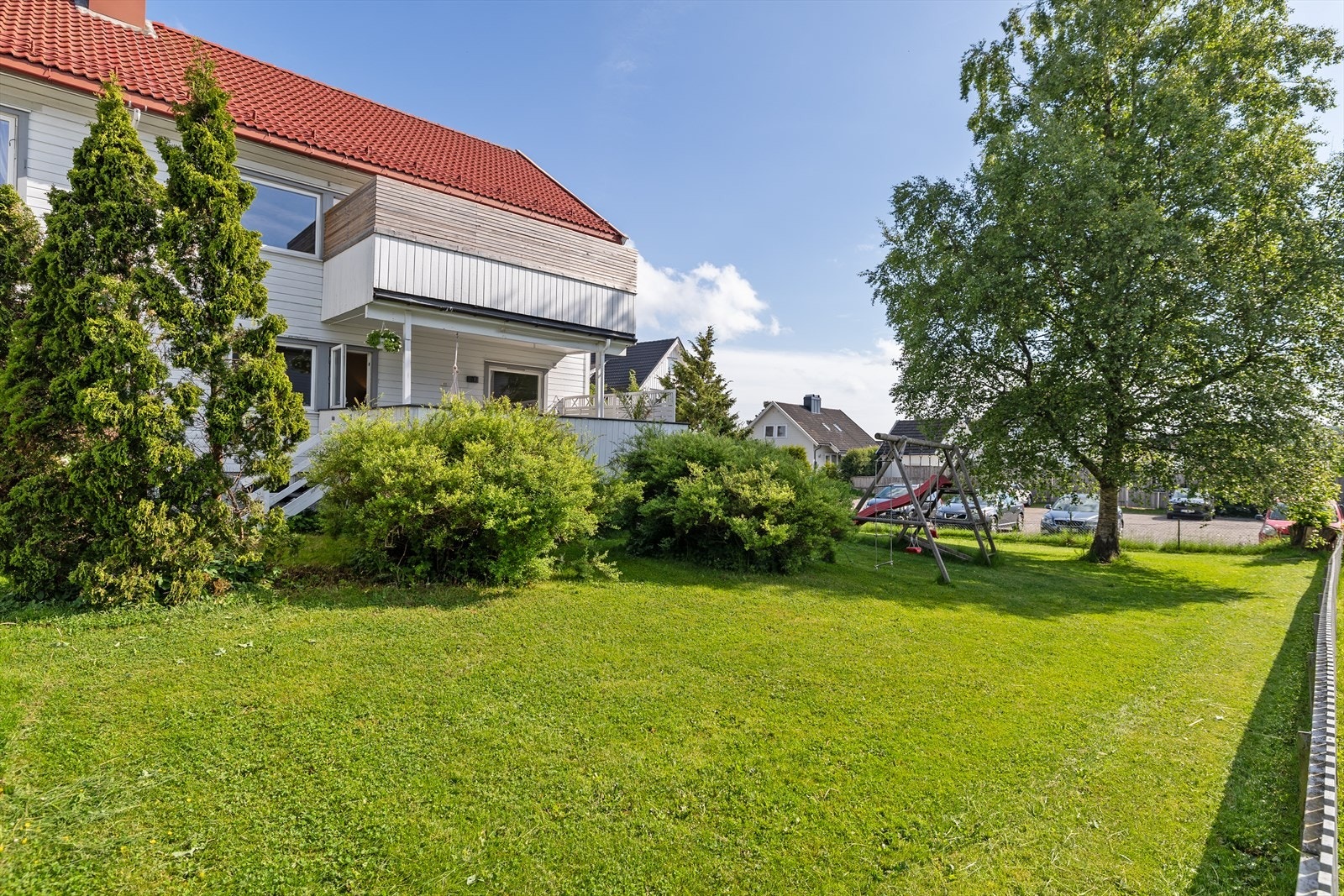 Eiendommen ligger på en romslig og pent opparbeidet fellestomt som disponeres av borettslagets beboere. Galleribilde