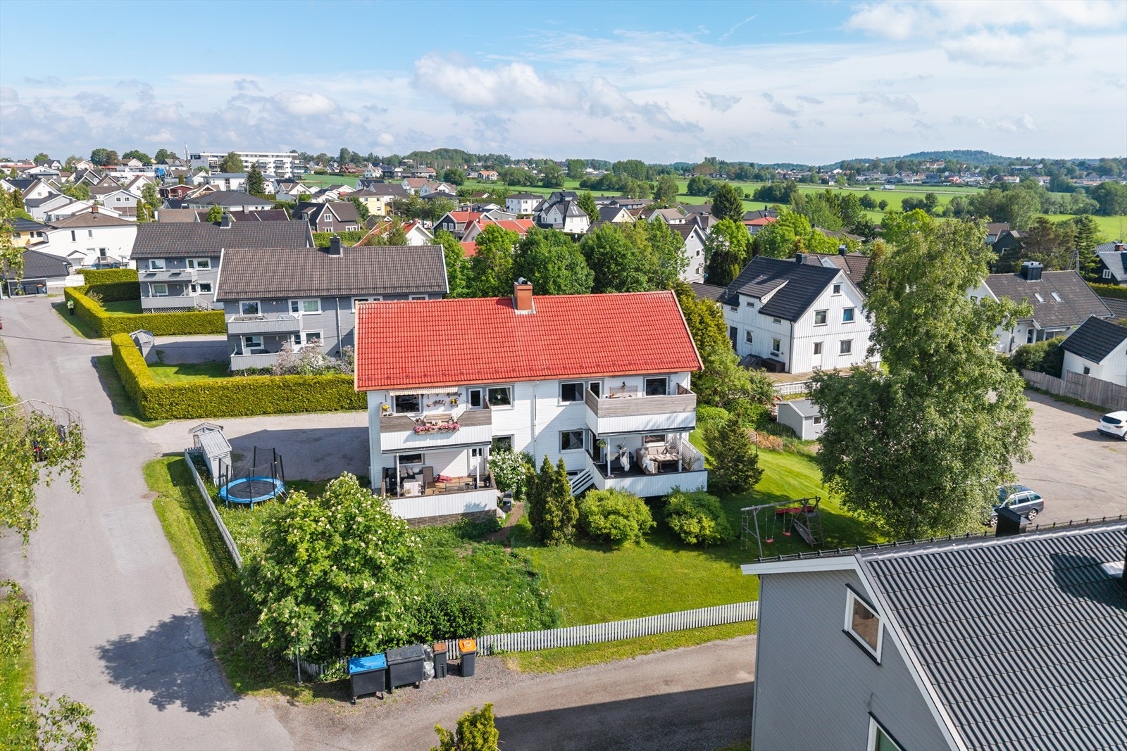 Her bor du i rolige og familievennlige omgivelser med kort vei til det meste du trenger i hverdagen, samtidig som Sandefjord sentrum ligger kun få minutters kjøretur unna. Galleribilde
