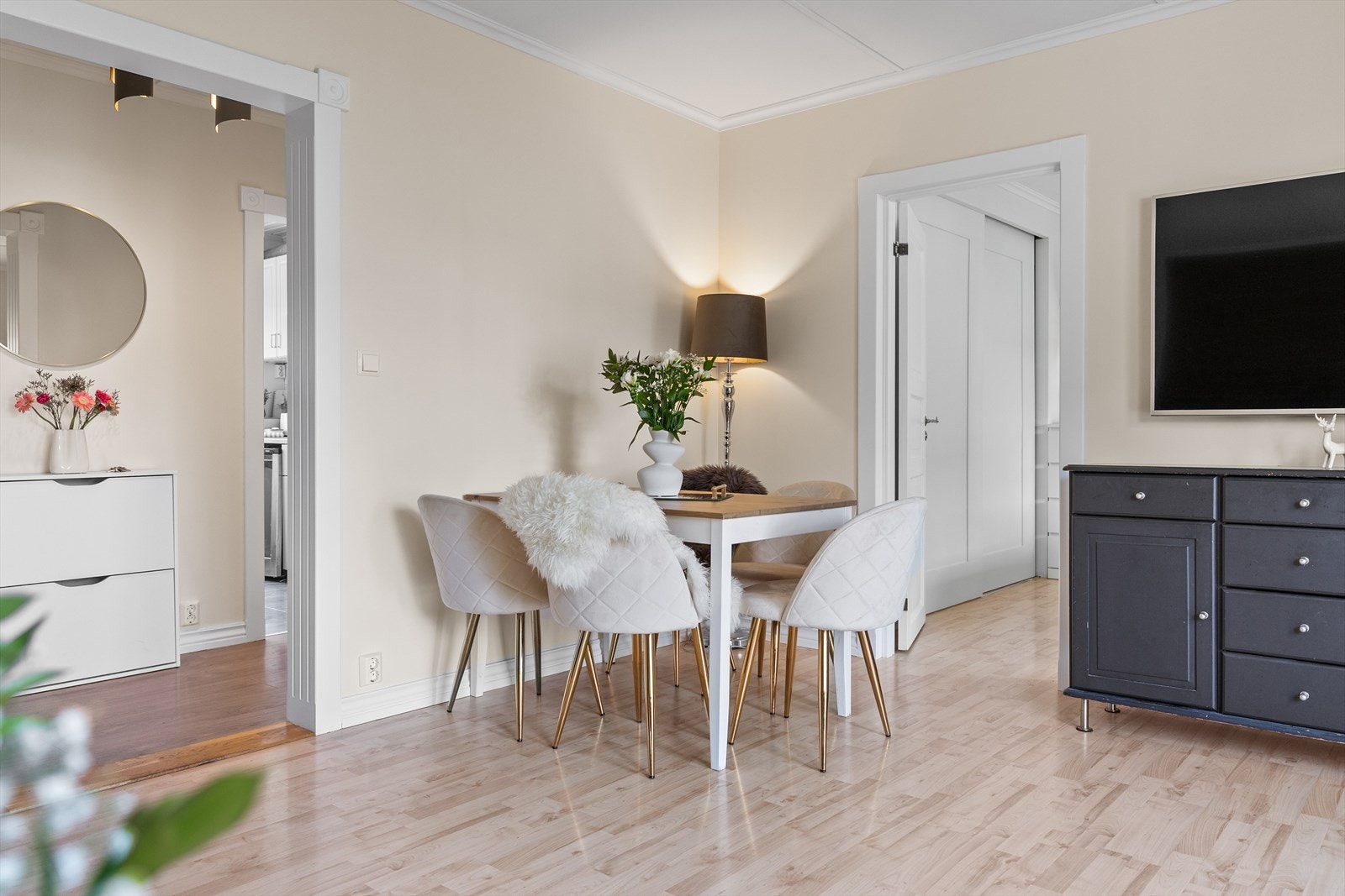Stuen har en naturlig og hyggelig spiseplass med god plass til spisebord, hvor familie og venner kan samles til både hverdagsmåltider og hyggelige sammenkomster. Galleribilde