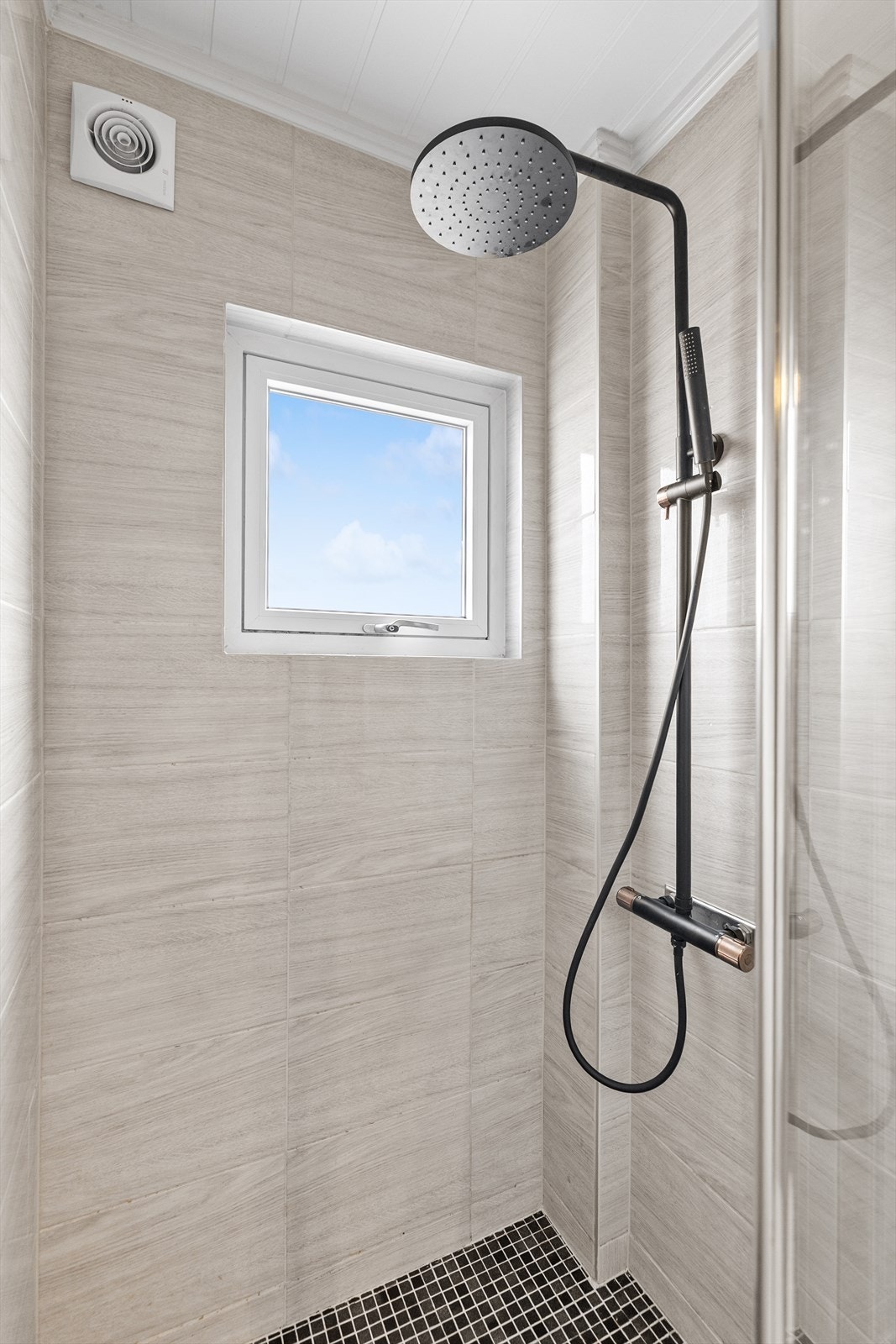 I dusjsonen er det montert aluminiumsbekledd vindu som gir naturlig dagslys og samtidig bidrar til god ventilasjon og et behagelig inneklima. Galleribilde