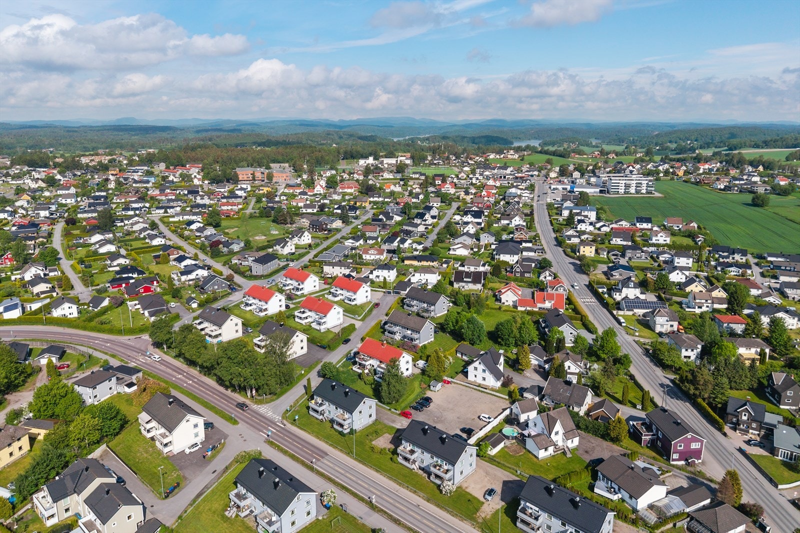 Dette er en sjelden mulighet til å sikre seg en bolig i et av Sandefjords mest ettertraktede boområder, hvor du kan nyte en enkel, aktiv og komfortabel hverdag med alt du trenger innen rekkevidde. Galleribilde
