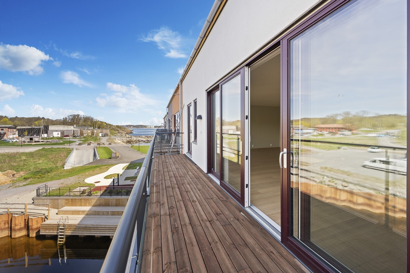 Ca. 21 kvm. balkong med gode solforhold og flott utsikt både til sjø og kanal. Galleribilde