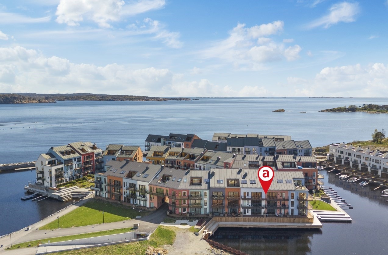 Sjøparken - Attraktiv, stor og innholdsrik leilighet i 3. etasje med vestvendt balkong, flott utsikt og gode solforhold. 2 p-plasser. Heis. Foto: Renate Madsen Galleribilde