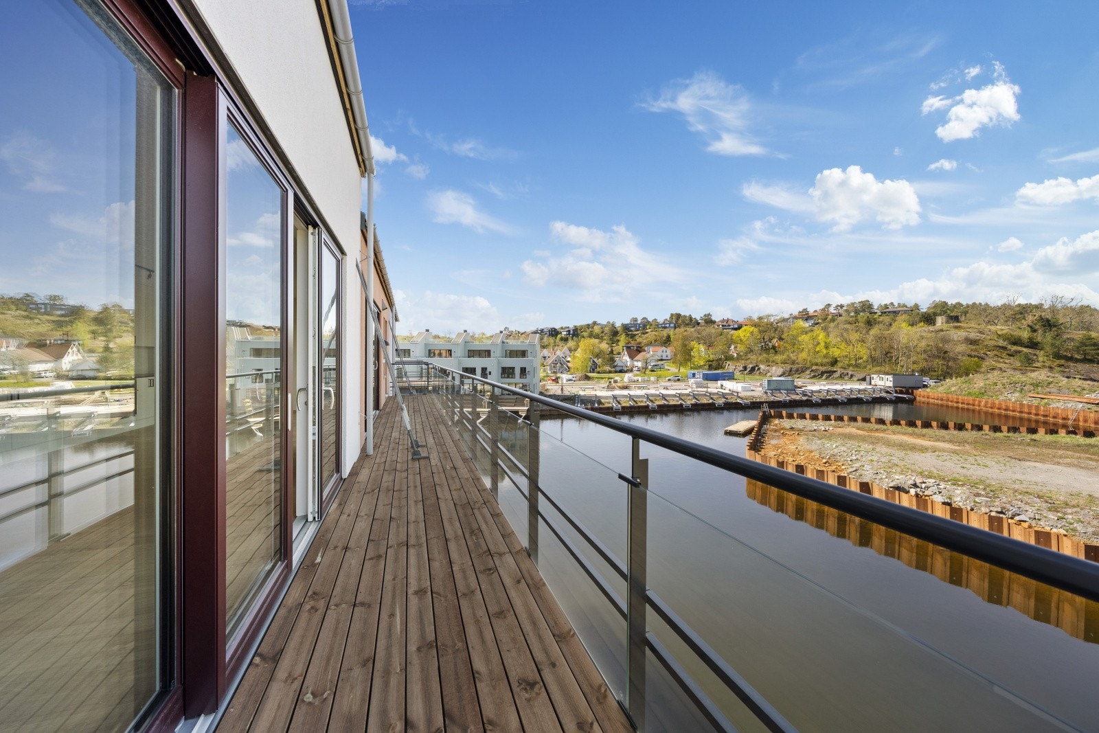 Ca. 21 kvm. balkong med gode solforhold og flott utsikt både til sjø og kanal. Galleribilde