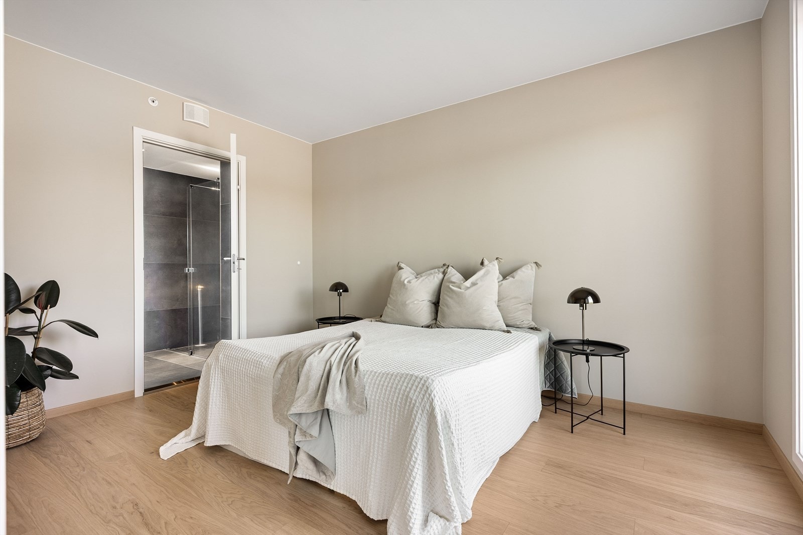 Romslig hovedsoverom med tilgang til eget bad og walk-in-garderobe. Galleribilde