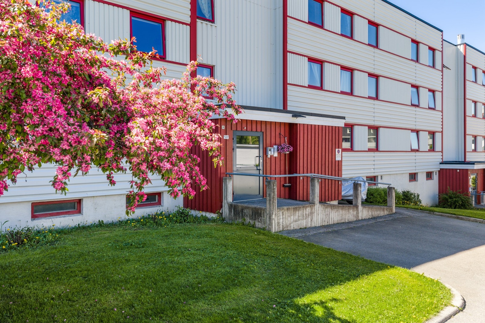 Leiligheten ligger i byggets 2.etasje. Det er både heis og callinganlegg i bygget. Galleribilde