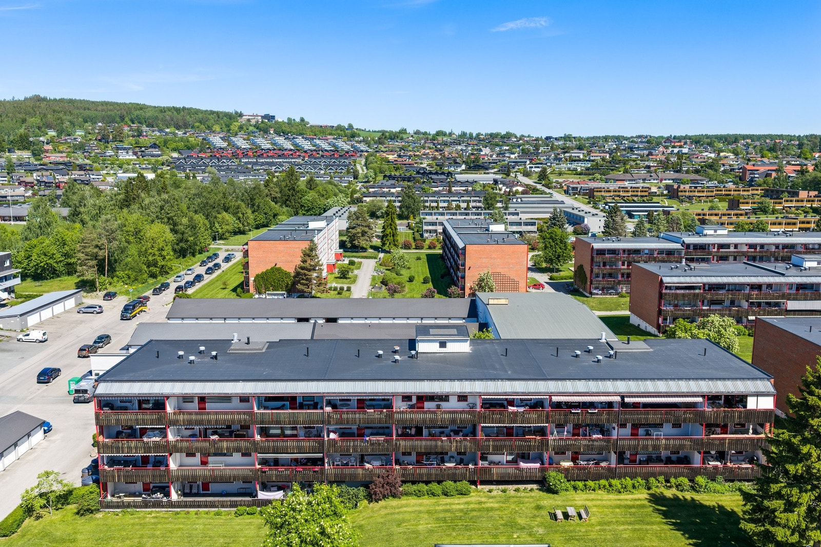 Fra eiendommen er det kort veg til fine turområder samt kort vei til Mjøsa og den nye Mjøspromenaden. Galleribilde