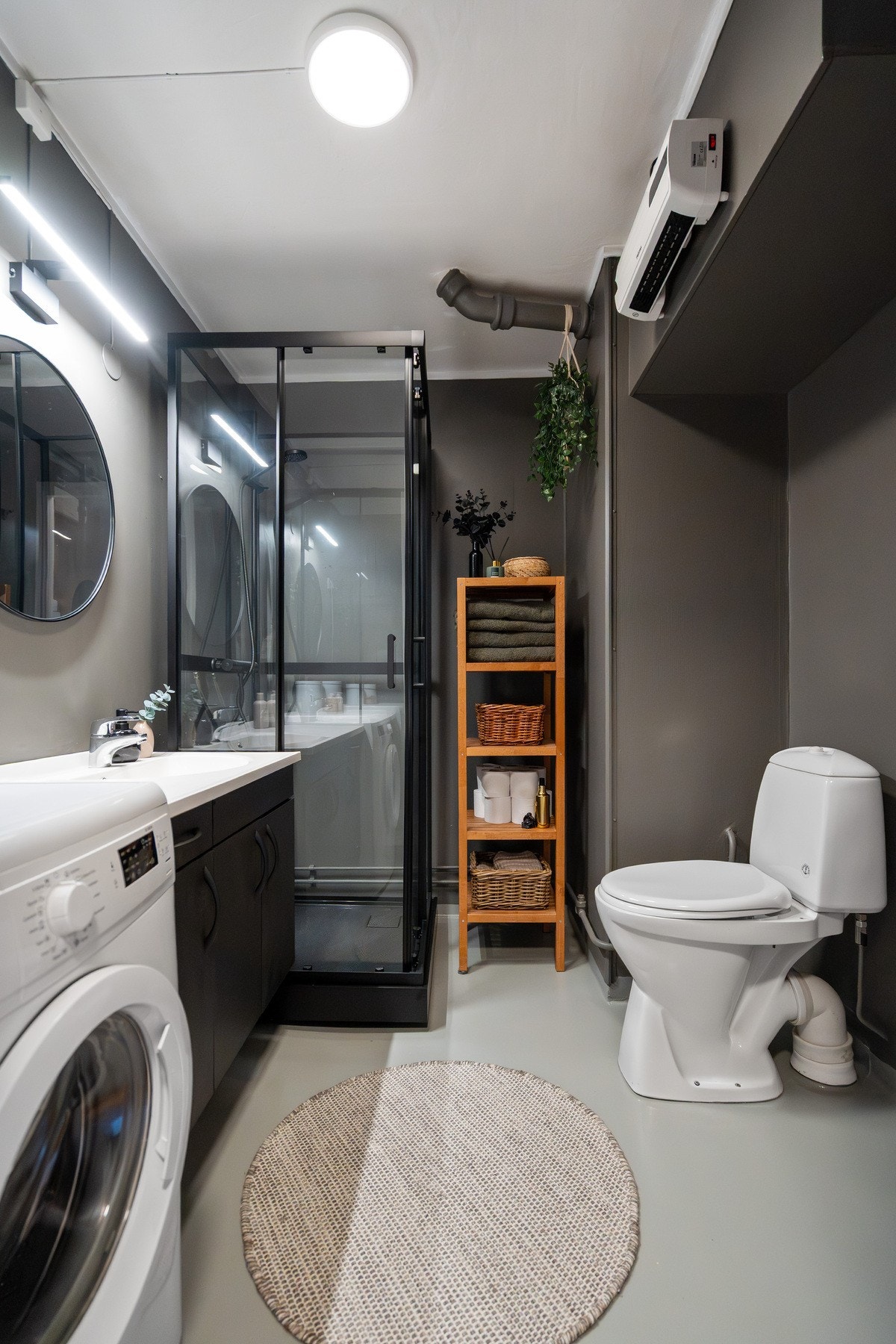 Badet er innredet med servantinnredning, dusjkabinett og toalett. Det er opplegg for vaskemaskin. Galleribilde