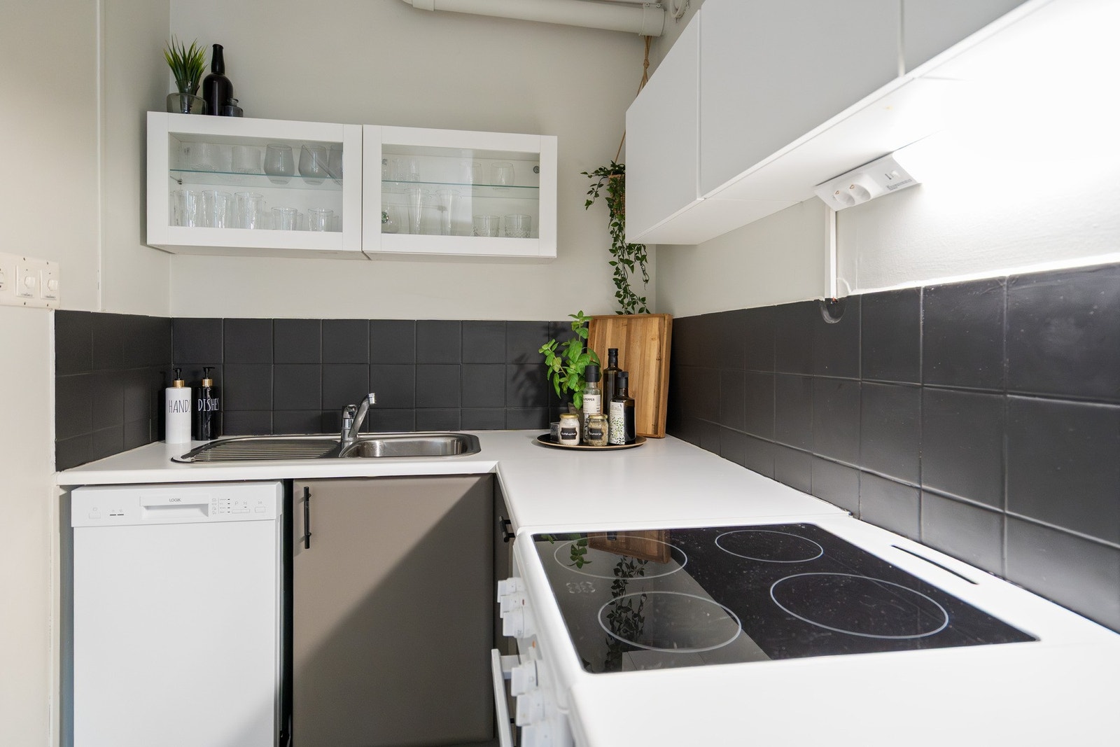 I kjøkkeninnredningen er det avsatt plass for frittstående komfyr, oppvaskmaskin og kjøleskap. Galleribilde