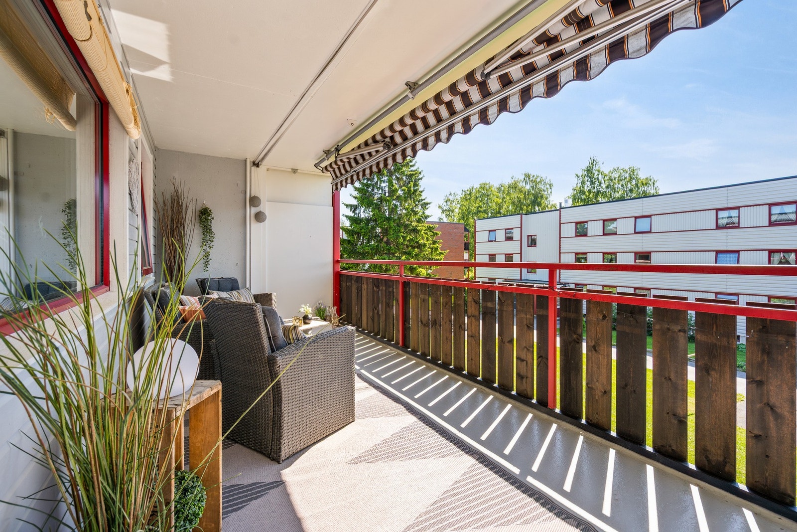 Stor vestvendt balkong med sol til langt på kveld. Galleribilde