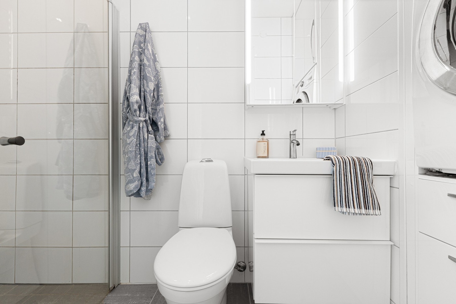 Lyst baderom med varme i gulv. Galleribilde