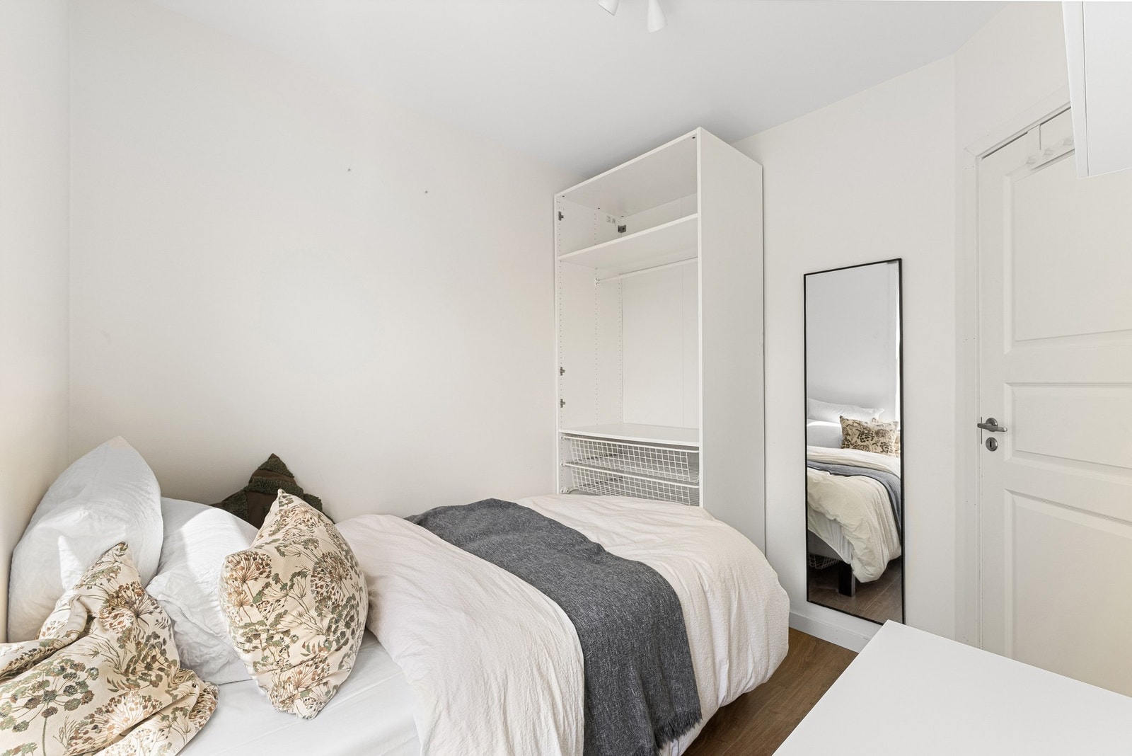 Her får du plass til seng og garderobeløsning. Galleribilde