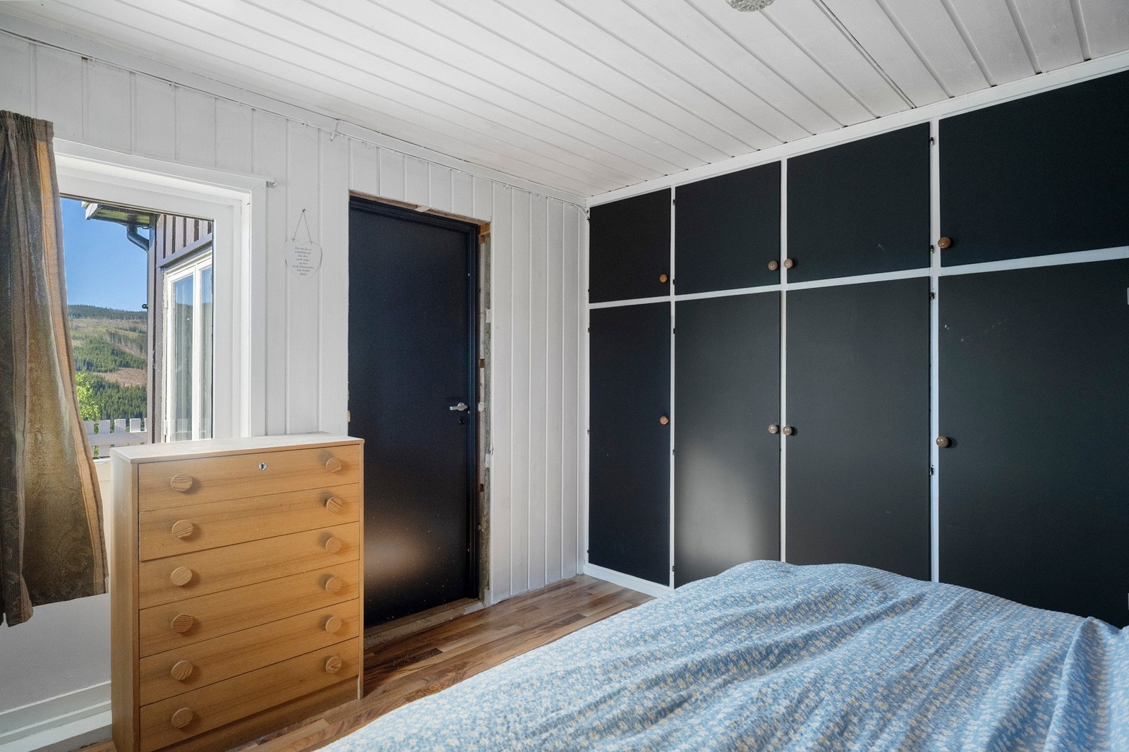 Fra soverommet er det utgang til veranda, samt adkomst til en praktisk bod som enkelt kan innredes som walk-in-closet. Galleribilde