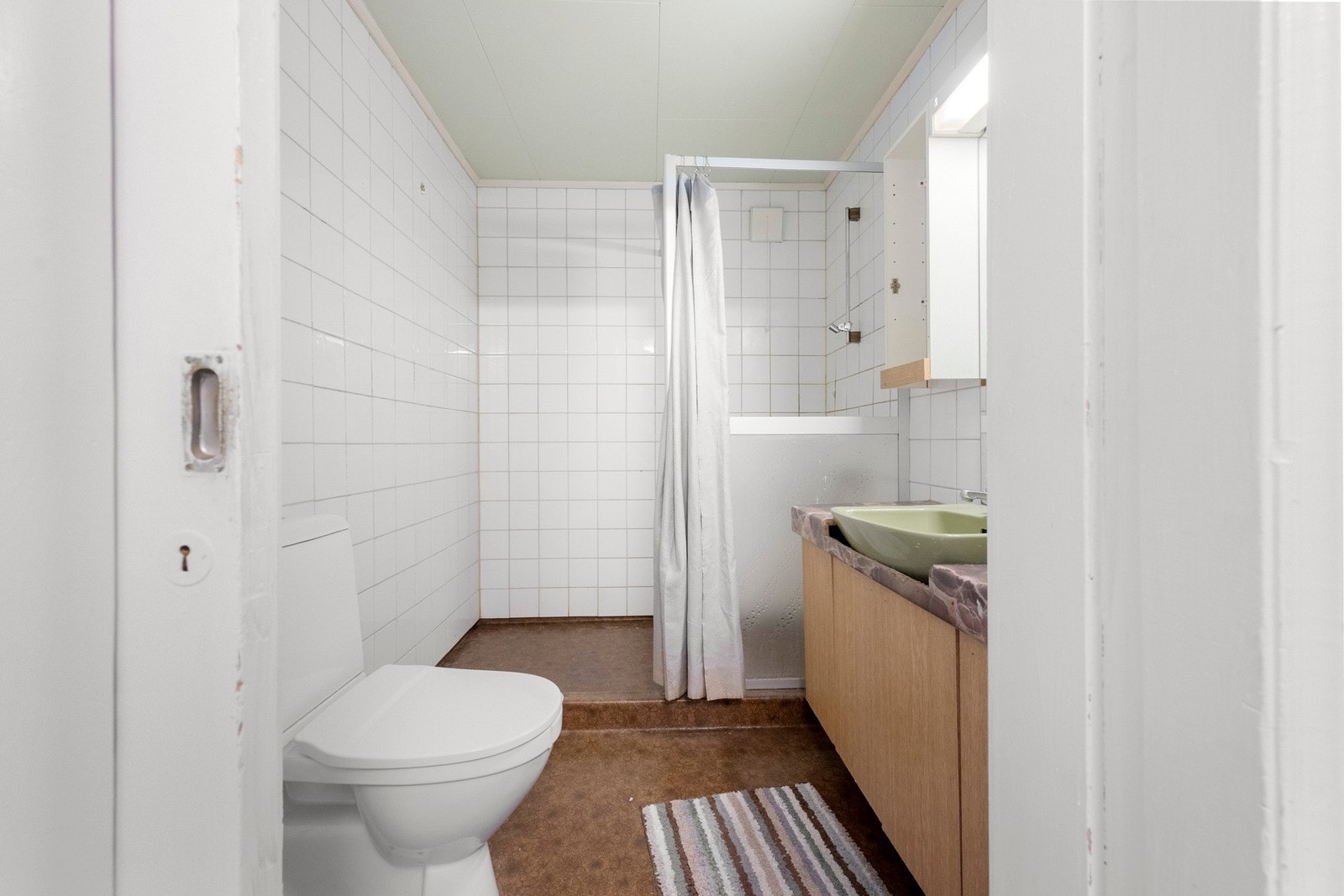 Badet i andre etasje har ukjent alder, men fremstår med flislagte vegger og gulv med belegg. Galleribilde