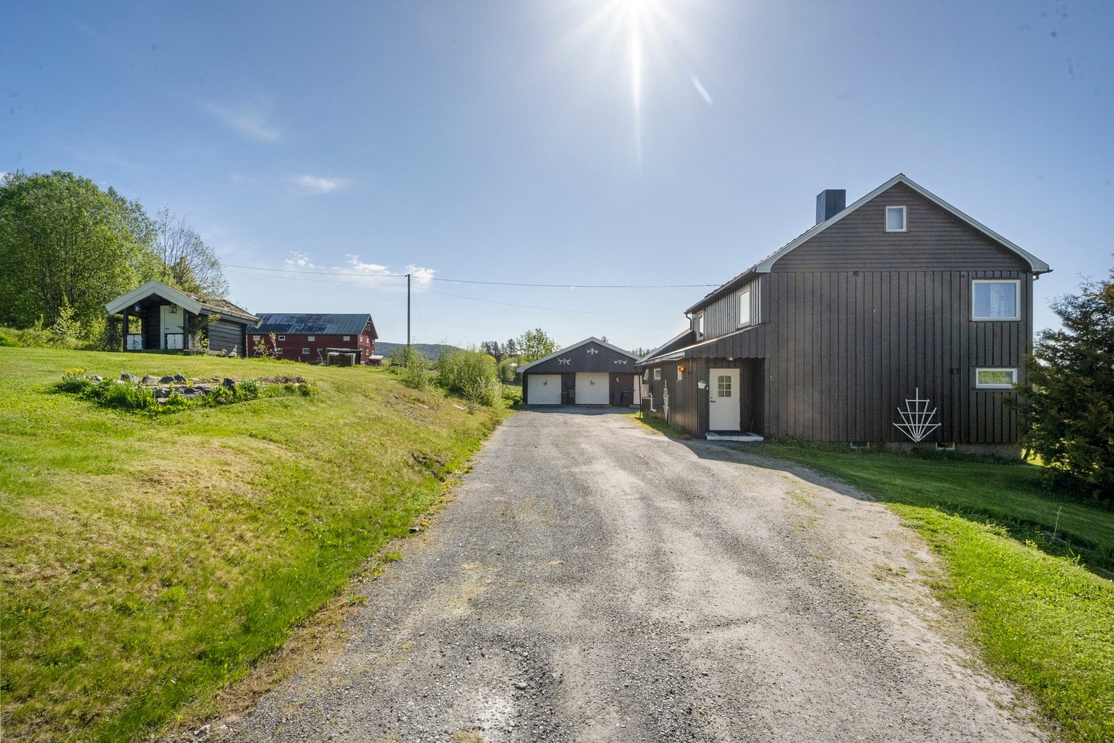 Tomten er på ca. 2,7 mål og er opparbeidet med plen, grus og noe beplantning. Galleribilde