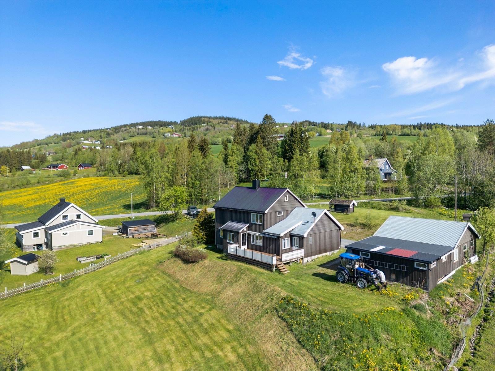 Fra eiendommen er det ca. 4 km til søndagsåpen nærbutikk, mens Torpa sentrum med Torpa barne- og ungdomsskole, Mariringen barnehage, legekontor, helsehus, fysioterapitjenester, eldresenter og idrettsanlegg ligger om lag 7,5 km unna. Galleribilde