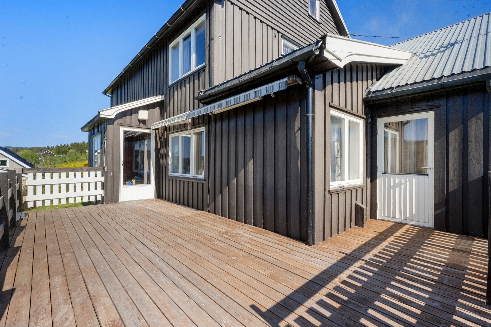 Boligen kan friste med en stor terrasse hvor gode solforhold og utsikten til omgivelsene kan nytes. Galleribilde