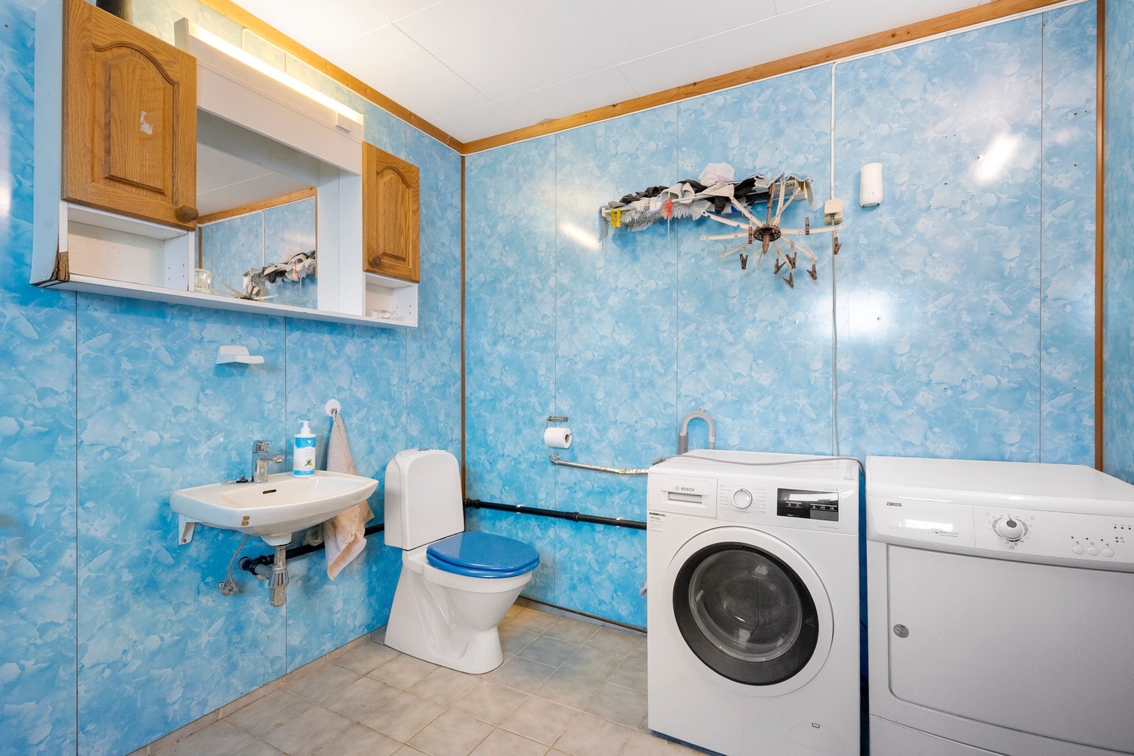 Badet i første etasje har opprinnelse fra 1980-tallet. Rommet har flislagt gulv og vegger med baderomsplater. Galleribilde