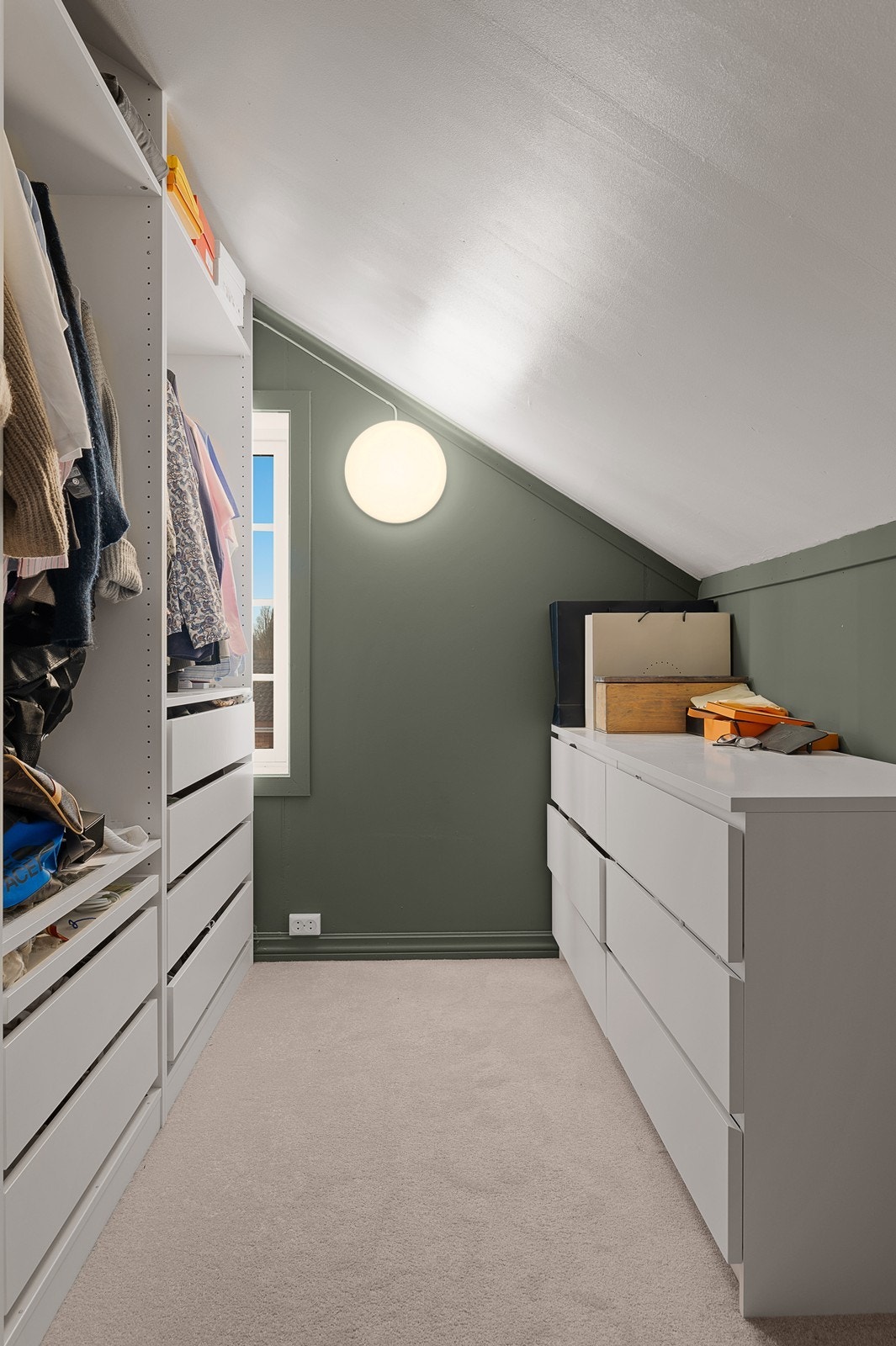 Walk-in closet er både luksuriøst og praktisk Galleribilde