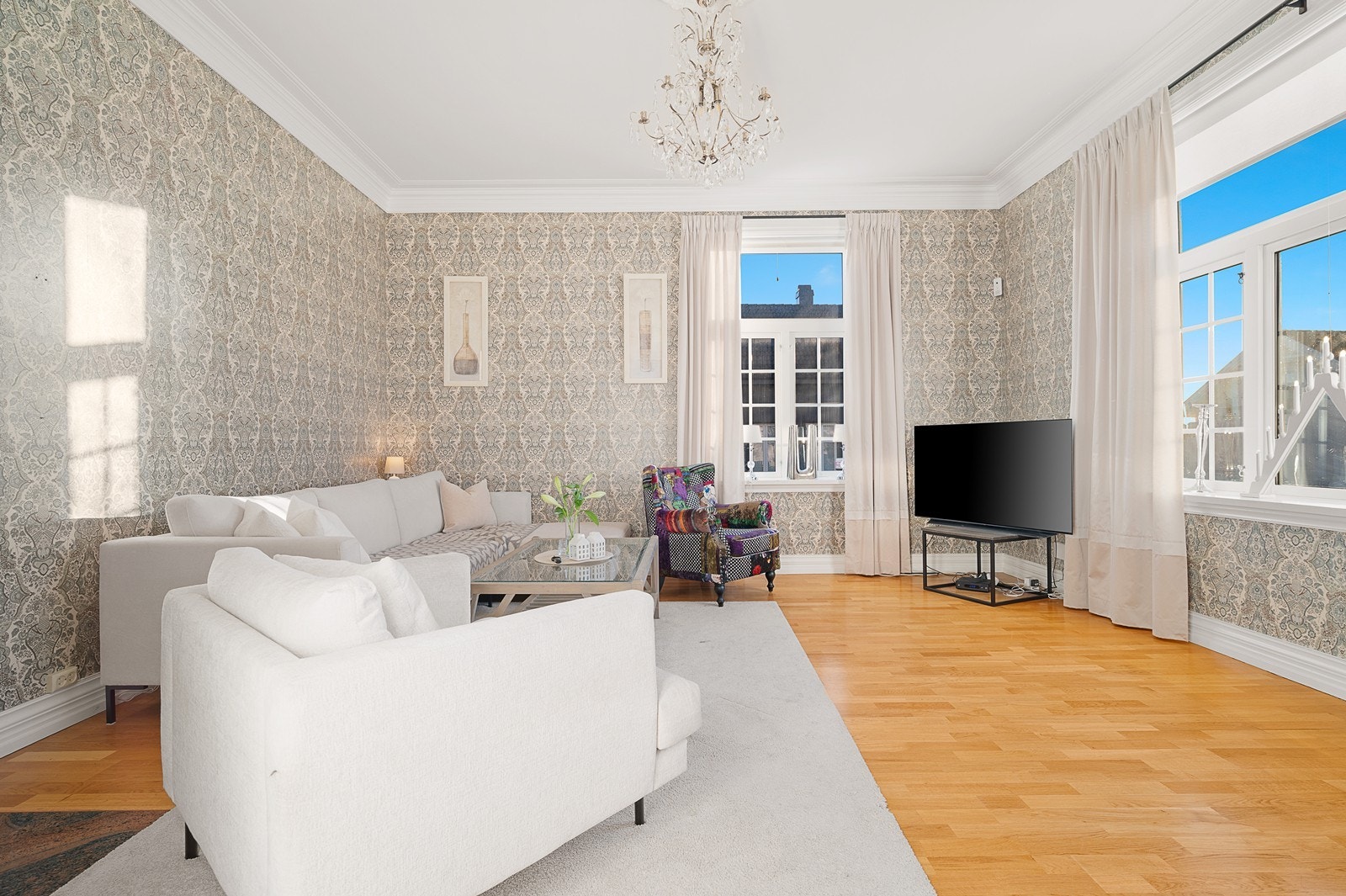 Store gode vinduer som slipper inn fantastisk sollys Galleribilde