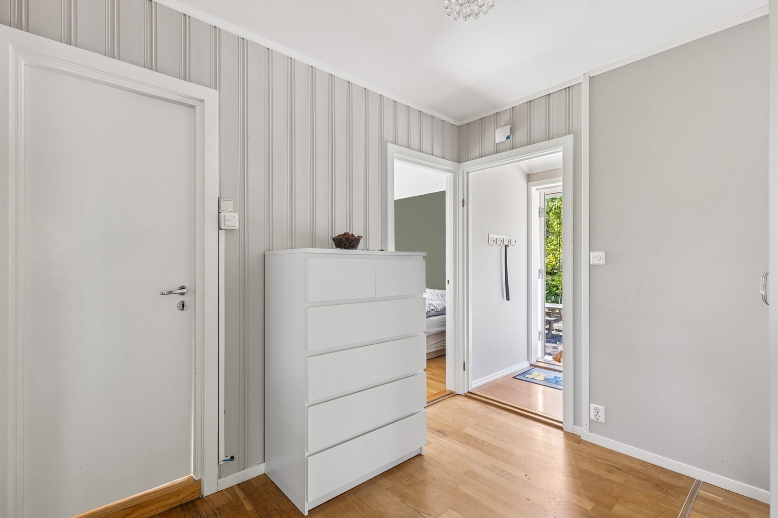 Det er adkomst til boligen fra bakkeplan, og inn i første etasje.
Velkommen inn - her ønskes du velkommen inn i lys entrè med plass til å henge fra deg ytterklær. Galleribilde