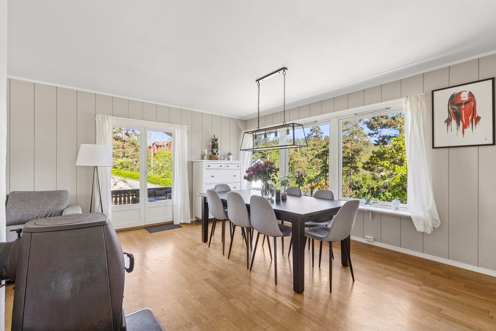 Boligen ble oppført i 1963, og holder en gjennomgående standard. Boligen går over to plan, med tilhørende innredet kjeller. Galleribilde