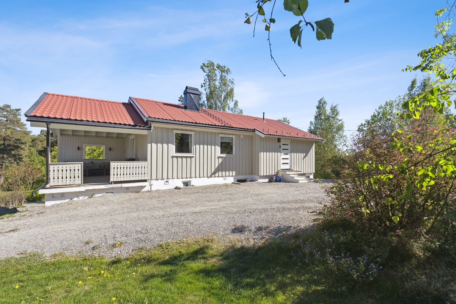 Festet tomt. Tomten ligger skånede mot nord, og er opparbeidet med noe plenareal, beplantning, flaggstang og gruslagt gårdsplass. Galleribilde