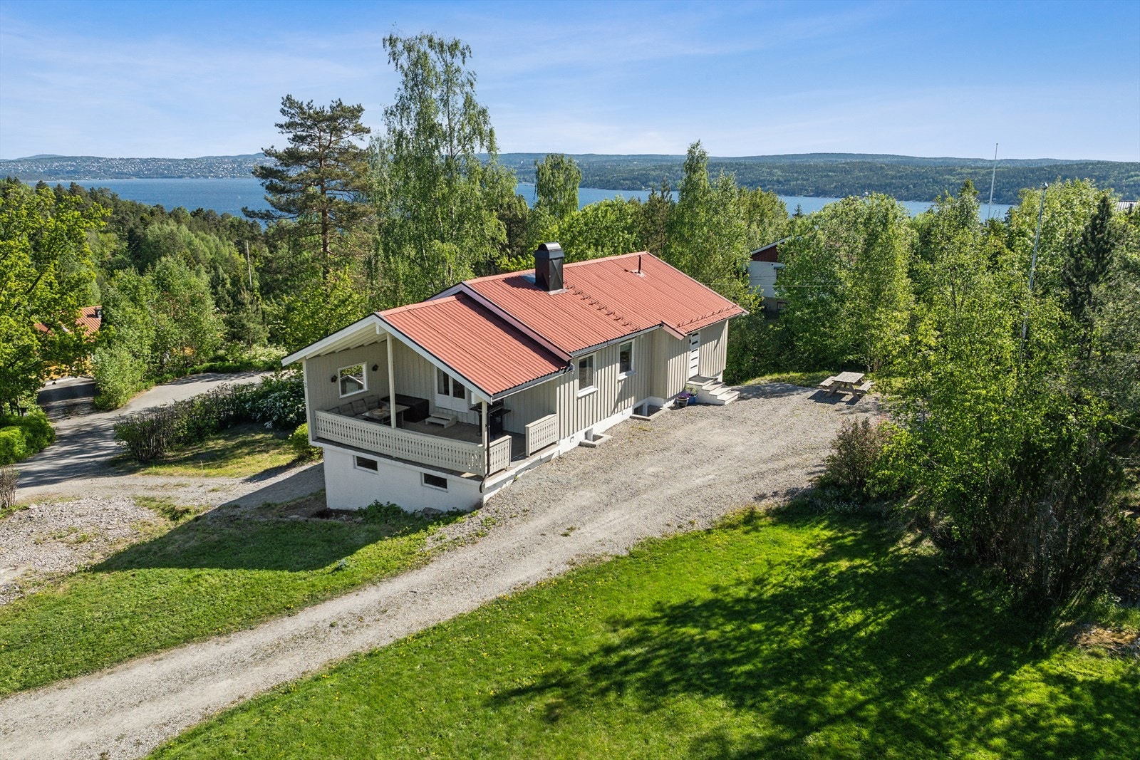 Eiendommen ligger i et etablert område på Torvet på Nesodden med gangavstand til dagligvarebutikk og offentlig kommunikasjon som korresponderer med båt til Aker Brygge eller Lysaker, som gjør det enkelt for deg som vil pendle. Galleribilde