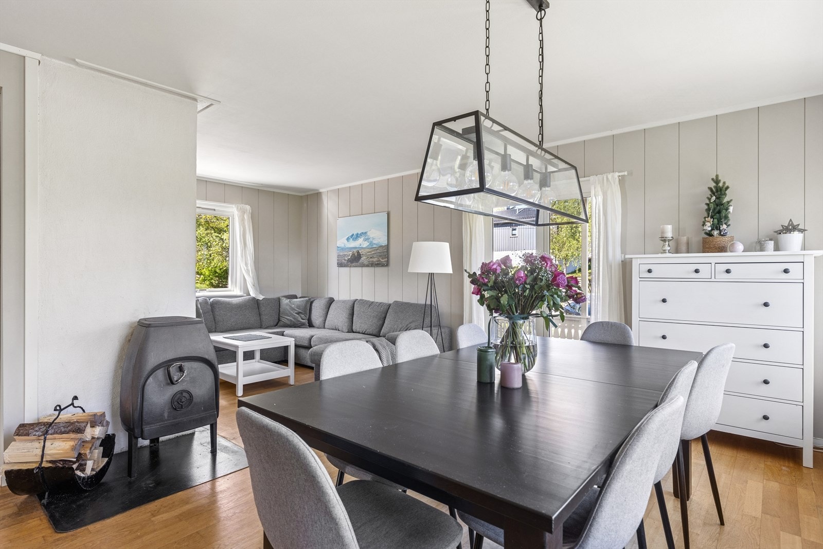 Stuen er romslig, med god plass til sofa med tilhørende møblement. Overflatene er malt i en fin farge, det er pent gulv og himling er lyssatt med lampe. Galleribilde