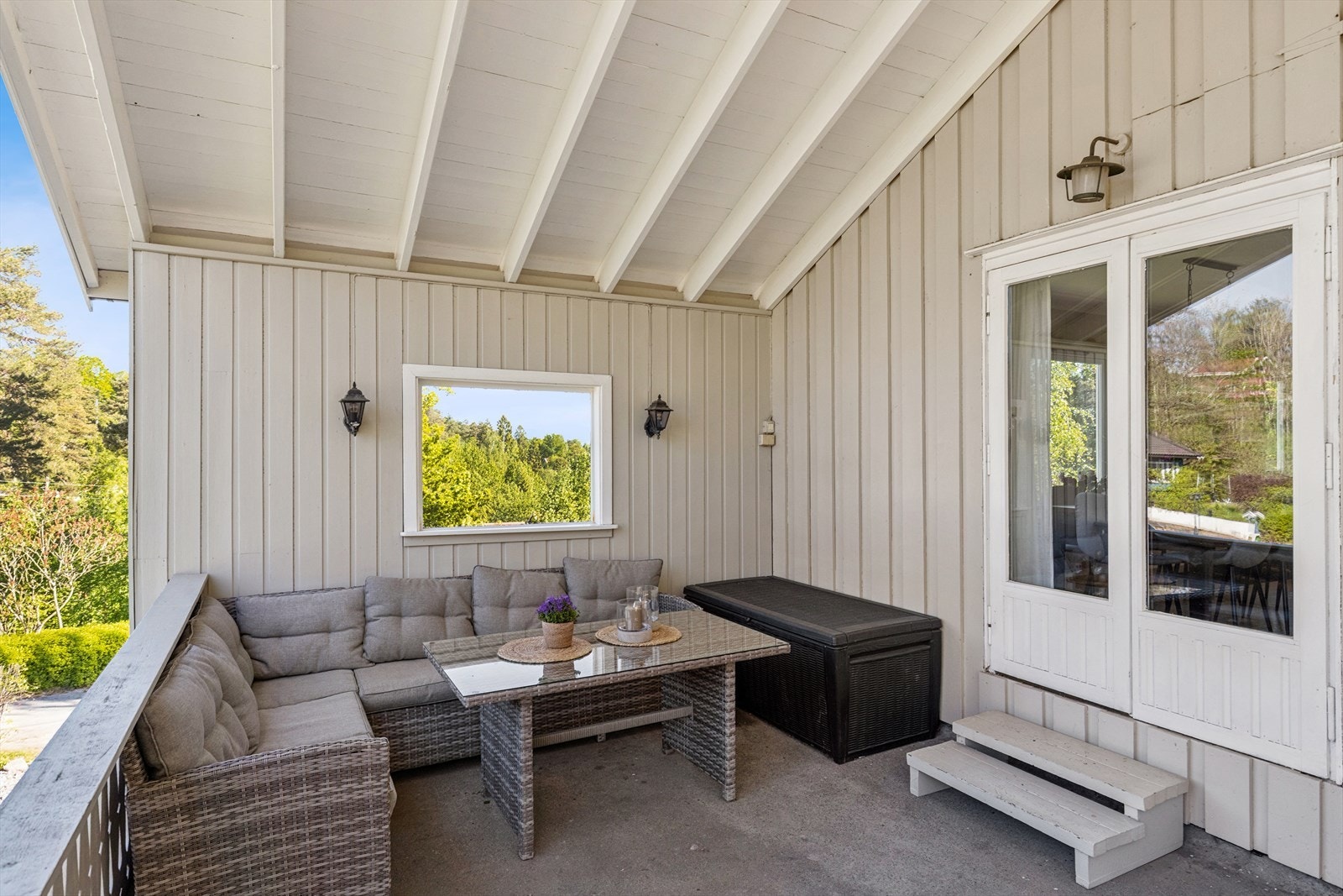 Fra stuen er det utgang til overbygd vestvendt terrasse, som gjør uteplassen lun og det er muligheter å bruke denne gjennom året. Galleribilde