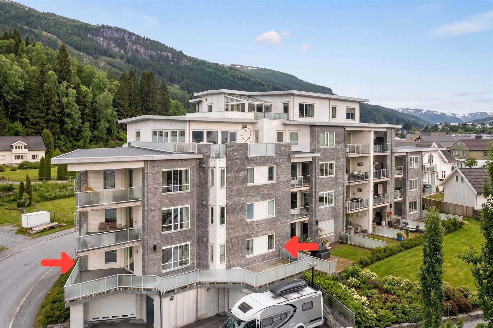 Flott 4-roms selveierleilighet i Naustdal som inneholder entre, gang, 3 soverom, bad med separat vaskerom, gjestetoalett, bod, kjøkken og romslig stue med utgang til 60 kvm terrasse.
(KI-redigert bilde) Galleribilde