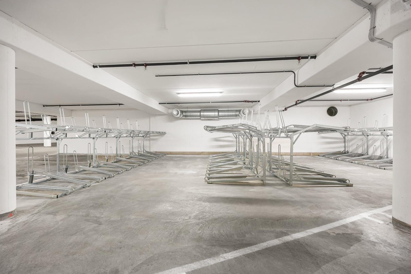 I garasjekjelleren er det rikelig med felles sykkelparkering for beboerne. Galleribilde