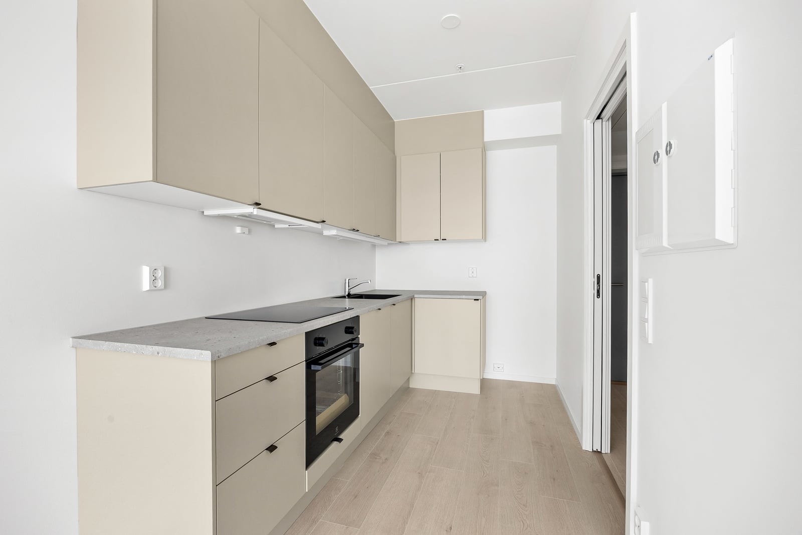 Moderne kjøkken fra Sigdal med beige, slette fronter og laminat benkeplate. Galleribilde