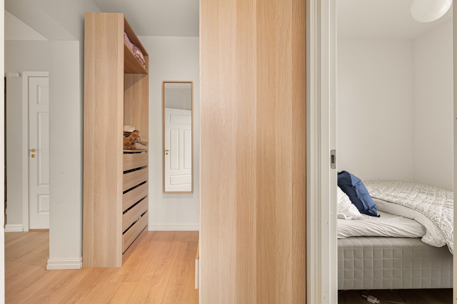 Det er opprettet et walk in closet i gang. Galleribilde