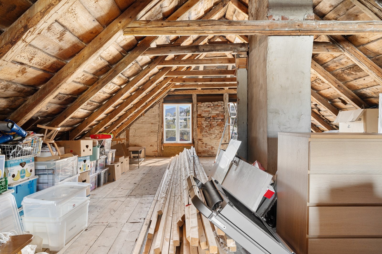 Loftet er meget romslig. Her er det en hel haug med muligheter! Galleribilde