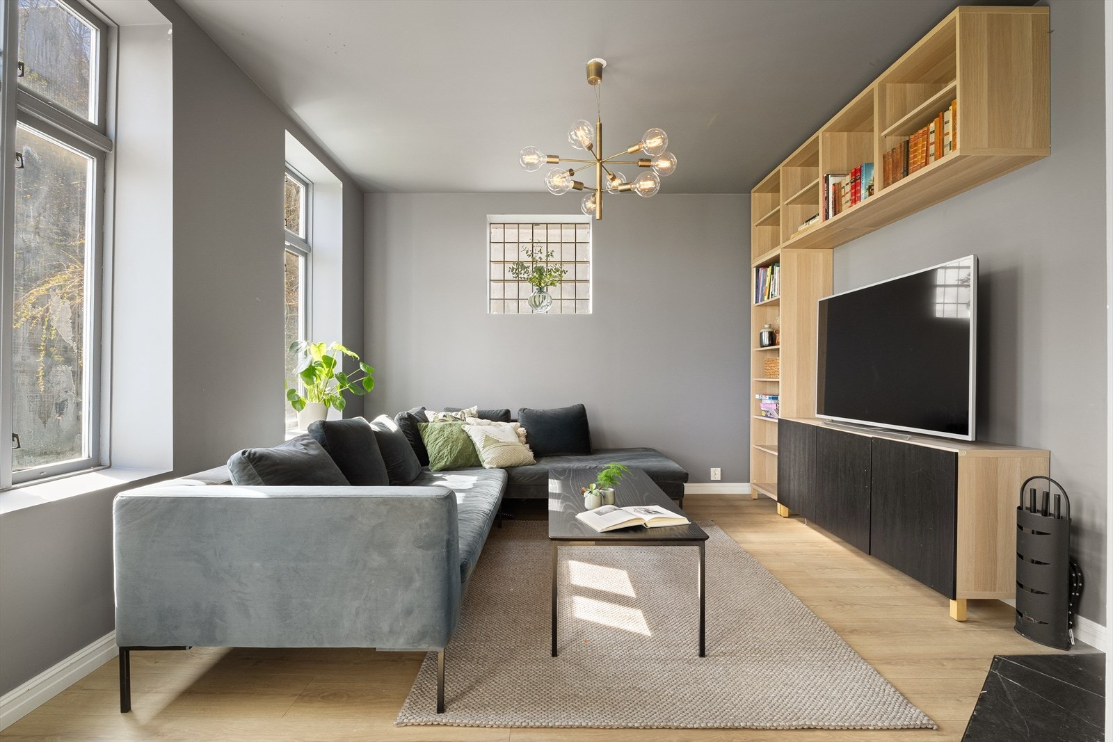 I enden av stuen er det innredet til tv- stue. Galleribilde