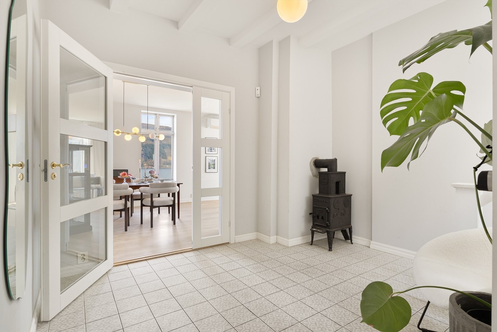 Her er det rikelig med plass til å henge fra seg yttertøy og sette fra seg sko. Galleribilde