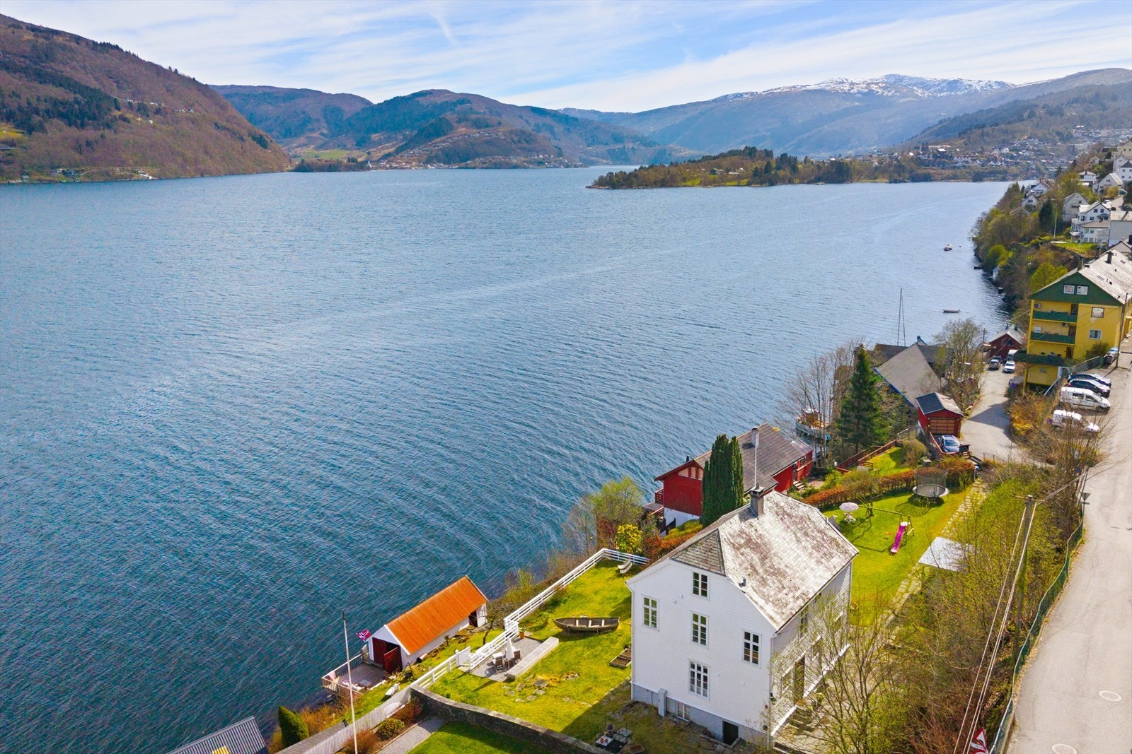 Dette er en sjelden og unik eiendom med stor hage og naust. Galleribilde