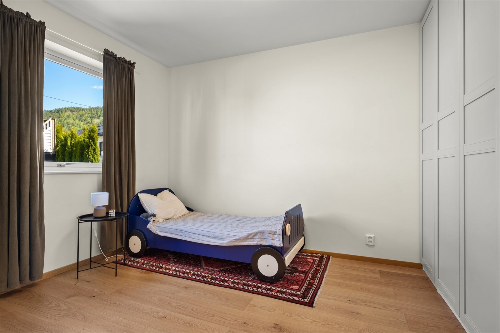 Alle soverommene har vinduer som sikrer godt med dagslys og utsyn. Galleribilde