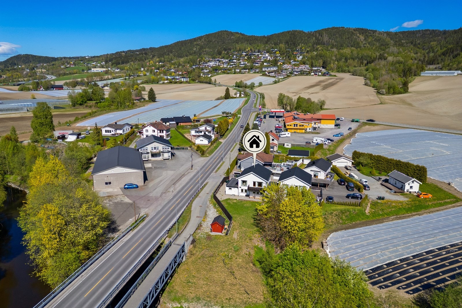 Eiendommen ligger i et barnevennlig område med kort vei til både skoler og barnehager. Galleribilde