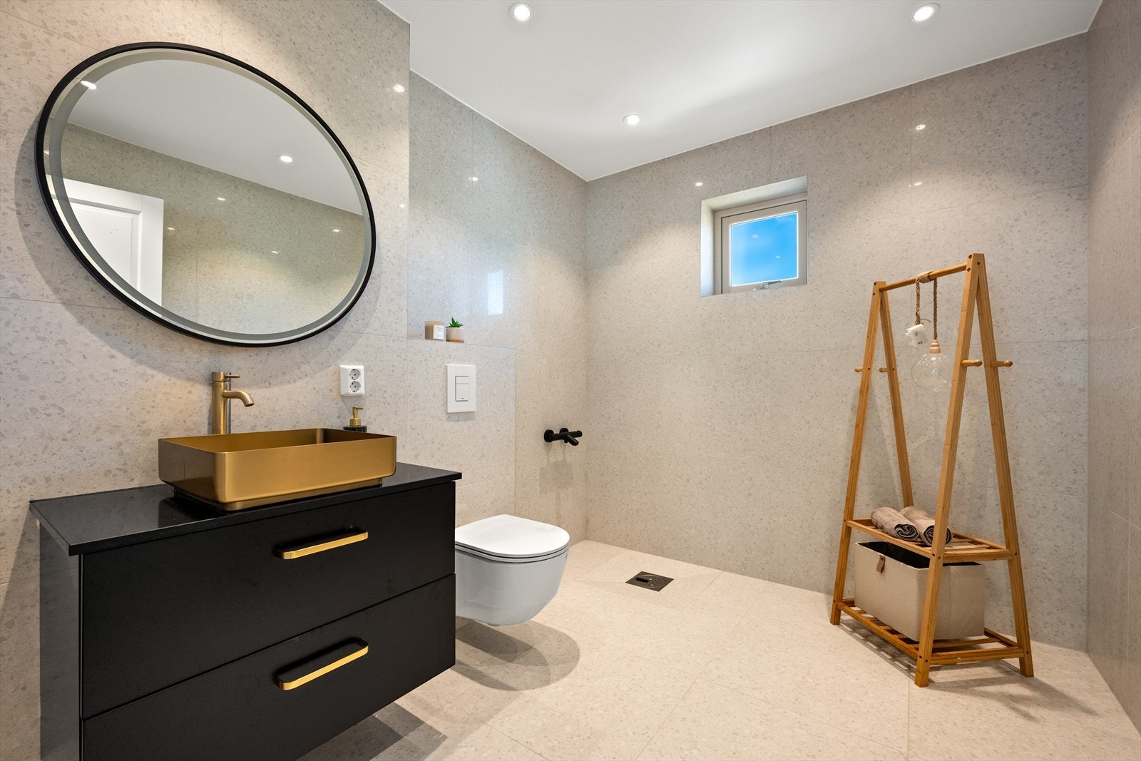Badet i andre etasje har flislagte overflater, gulvvarme og downlights i taket. Galleribilde