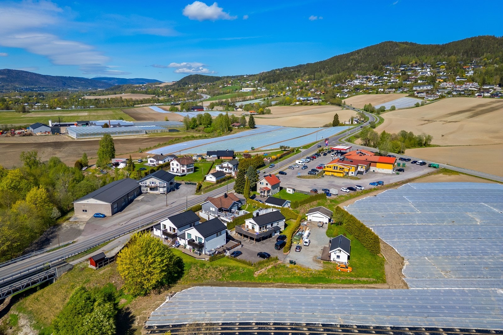 Solrikt beliggende med sol inn på eiendommen nær sagt hele dagen fra tidlig morgen til sen kveld Galleribilde