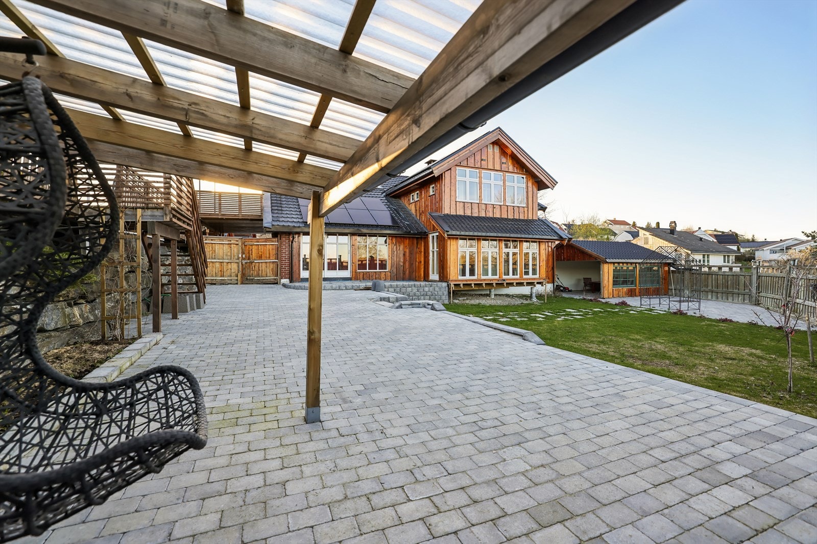 Den store, belegningssteinbelagte gårdsplassen skaper et privat og skjermet tun. Galleribilde