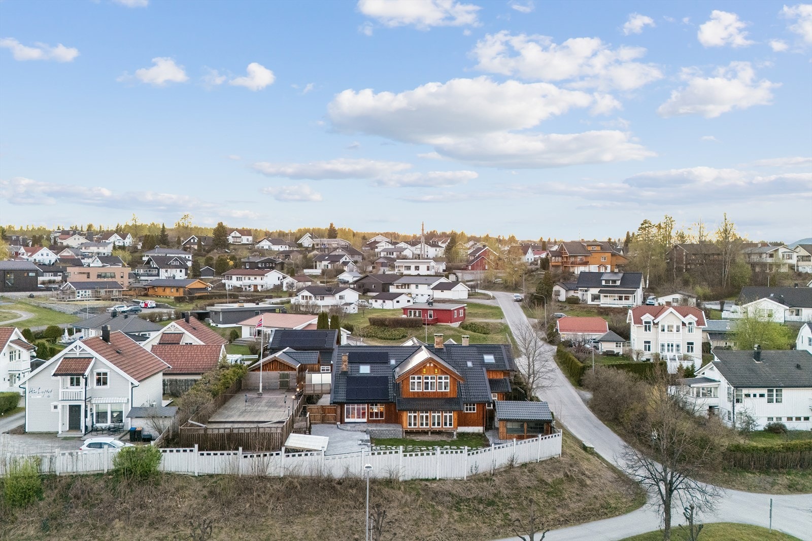 Nærområdet byr på fine turmuligheter, og det er kort vei til både Vangbana kunstgressbane og Furuberget naturreservat. Galleribilde