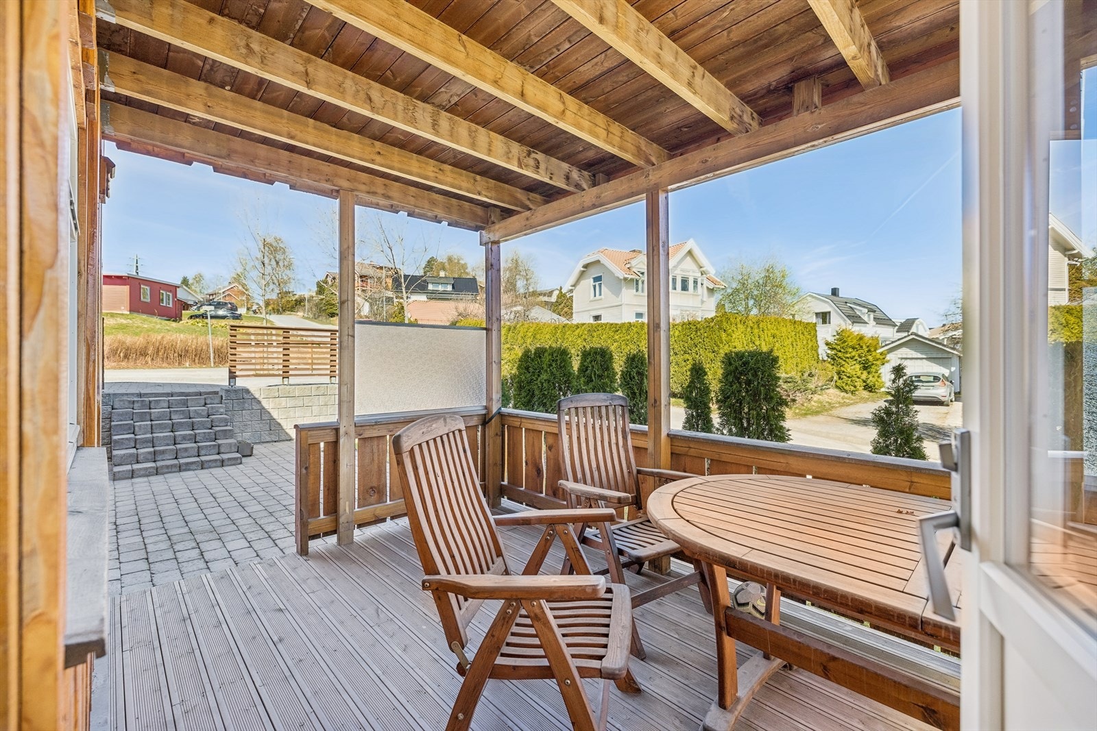 Utleiedelen har en egen overbygget terrasse på ca. 12 m² med adkomst fra stuen. Galleribilde