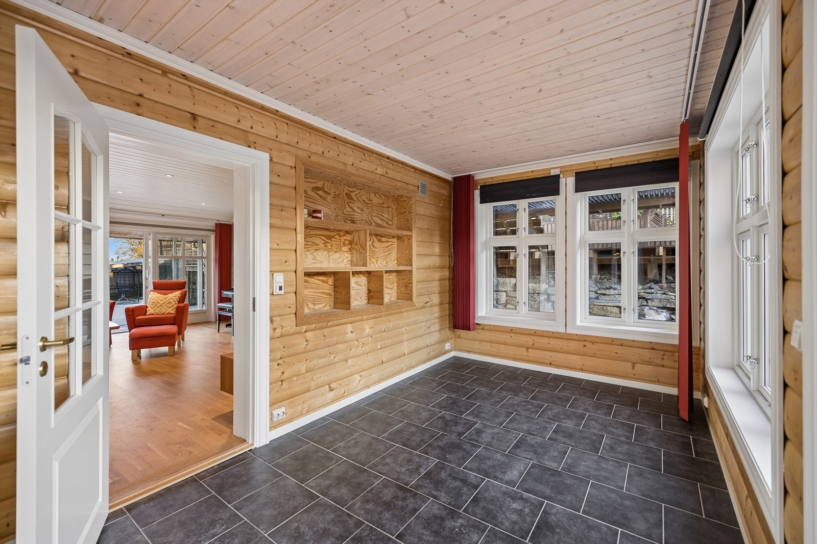 En dør med glassfelt kobler vinterstuen med peisstuen, og gir en fin visuell forbindelse mellom rommene. Galleribilde